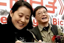 离婚后只字不提倪萍，看到王文澜至今不结婚，才懂他们不是一类人图片