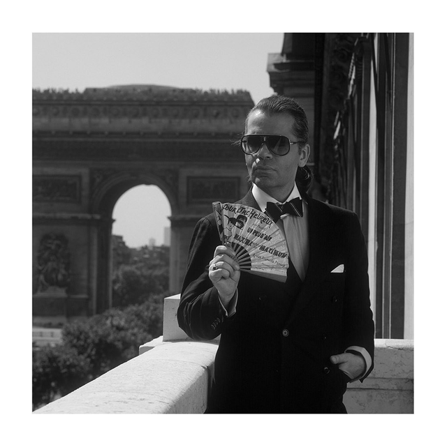 "老佛爷"卡尔平凡家庭出身的时髦大帝,把无色发-挥到极致