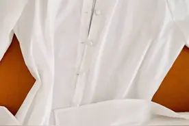 白色衣服发黄不要扔，只需几毛钱简单泡一泡，就和新买的一样洁白图片