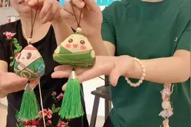 做香囊、编五彩绳！用传统民俗活动庆端午图片