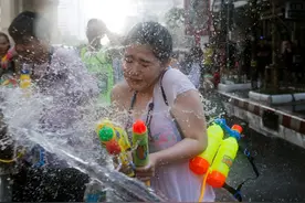 盘点泼水节上“恶俗”行为，别让传统节日变了味图片