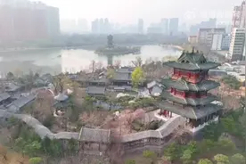 （视频）《春风十里百花香》迎泽湖畔——碧水桃花相映红图片