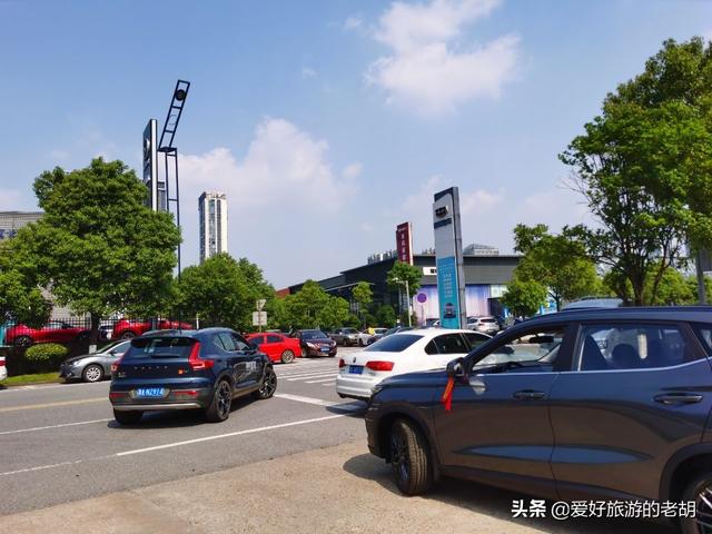 4公里的长沙道路，双向四车道变停车场，100多家汽车4S店齐聚在此