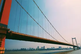 中国跨度最大的桥，跨江1700米不设桥墩，10万吨桥体怎么浮起来？图片