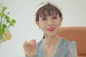 岁月从不败美人，这位奶奶穿裙简约高级，不像82岁图片