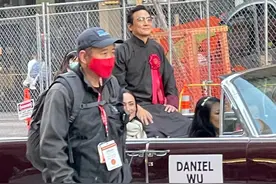 吴彦祖一家三口同框，坐敞篷游行霸气十足！女儿吴斐然罕见出镜图片