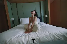 最美童星真的长大了，躺床上拍照又纯又欲，网友：很会摆图片