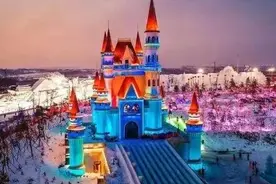 白天扭起东北大秧歌，夜晚上演美轮美奂灯光秀！市民在长春冰雪新天地感受“童话世界”图片