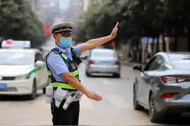 “交警让我闯红灯，我不当冤大头”图片