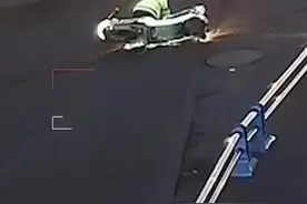 （视频）@太原人！冬日虽寒，但人心更暖！女骑警路滑摔倒路过司机帮忙扶车图片