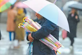 4月17日乌鲁木齐迎来持续降雨，各方联动协作保障市民通行——一场降雨来临 暖心瞬间无数图片