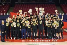 辽篮夺冠，姚明没有时间来颁奖，却有时间来参加娱乐活动图片