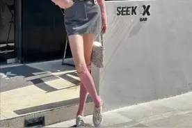 别再露脚踝了，今年流行穿“短裙+中筒袜”，洋气减龄还显腿长！图片