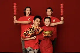 林依轮除夕晒一家12口全家福，两个儿子高大帅气，岳父是建国英雄图片