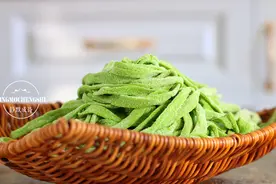 菠菜手擀面的正确做法，及固色技巧，不用加小苏打，面条照样翠绿图片