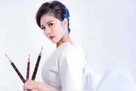 32岁山东美女，吹唢呐26年，成剧团台柱子，去50个国家演出图片