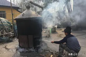 农村人自己酿酒，到底挣钱不？1000斤高粱酿酒，利润究竟有多少？图片