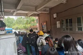 天津居民楼边的狗食馆儿，只卖中午3小时，客人蹲在路边也吃得欢图片