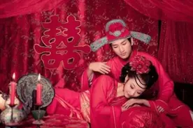 秀才闹洞房出上联：两猪共一槽；新娘子对出下联，大家哄堂大笑图片