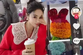薇娅再次露面身穿红色毛衣气色好，和女儿一起拍照似姐妹。图片
