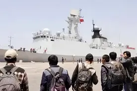 15年海军也门撤侨细节：舰炮待机状态，警戒标牌上写“闲人勿近”图片