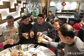 酒局见人心，掌握以下3个小技巧，酒桌礼仪不出错，让人刮目相看图片