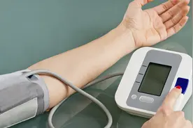 在家量血压，注意这5大点才会准，不少人的血压都白量了图片