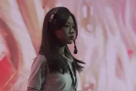 赛场靓丽风景线——美女裁判图片