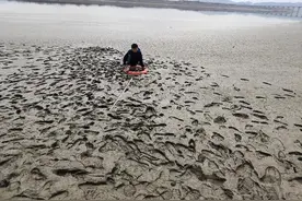 湖北十堰：男孩贪玩陷入河边淤泥，消防员徒手刨泥助其脱困图片
