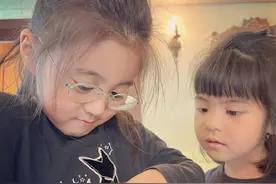 贾静雯陪女儿过儿童节，咘咘波妞胆子大，各种昆虫动物都敢捉着玩图片