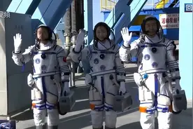 航天员出征前，拎的小箱子是干什么用的？为何不集成到航天服里？图片