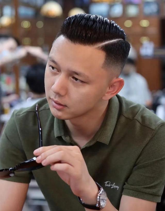 男生头发自然卷留什么发型 理发师建议剪这3款(男生自然卷发型设计图)