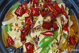 白菜和干豆腐热乎乎地炖一锅，吃完浑身暖和，上桌连汤汁都不剩图片