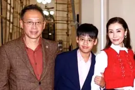 李嘉欣晒全家合照，11岁儿子变了模样，悄悄长成“东南亚风格”图片