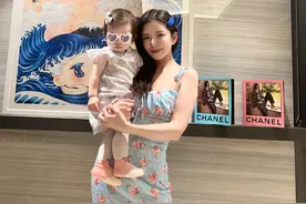 王灿母亲节晒与女儿合照，细腰盈盈被赞像美人鱼，杜淳送鲜花示爱图片