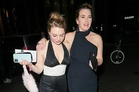 《泰坦尼克号》女主变得这么老？亮相颁奖礼很壮，22岁女儿也来了图片