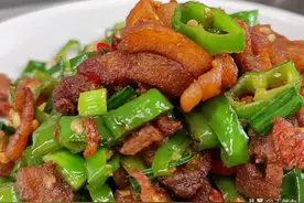 辣椒炒猪油渣要怎么炒才能油渣脆口，辣椒入味，下饭菜值得收藏图片