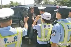 交警查车进村，无证无牌逮着就罚，村民：家门都不敢出图片