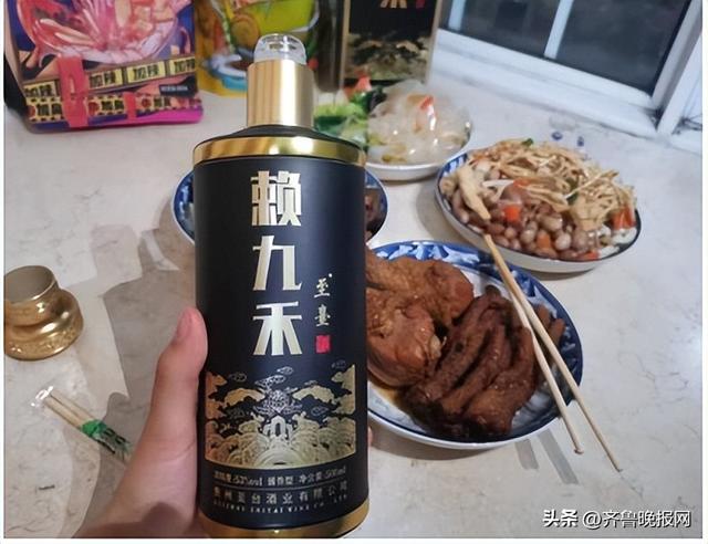 赖九禾酱酒，赤水河畔的大师秘酿，细腻绵柔，滴滴不凡，懂酒的进