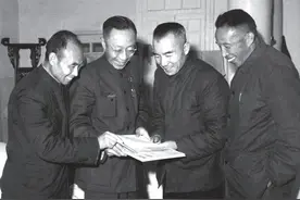 国军中将战场消失，李仙洲兵败被俘，28年后见面才知他是中共卧底图片