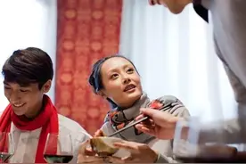第一次去男友家过年，我眼前的婆婆却和周围邻居口中的婆婆不一样图片