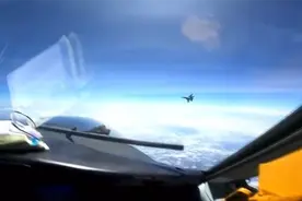 歼-16在广东外海拦截美军侦察机，RC-135因“尾气”颠簸不已图片