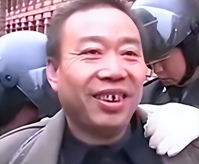 山西煤老板连杀14人，被捕时满脸笑容称：我是英雄，他们都该死！