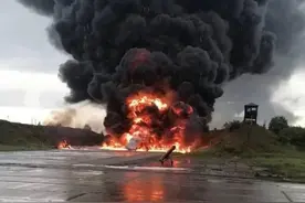 俄军图-22战略轰炸机被原地摧毁，乌克兰扬言：大的还在后面！图片