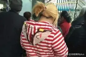 睡衣妈妈成接娃“风景线”，不拘小节还是懒散？网友炸开了锅图片