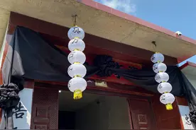 山东籍烈士李林雨棺椁“回家”，村民夹道迎接，其父母哭到不能自已，需要五六个人搀扶图片