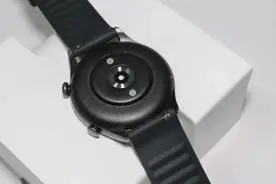 出差忘带充电器，如何使用一根usb线给智能手表充电图片