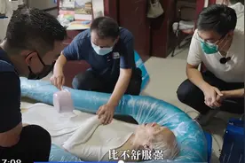 助浴师的背后，不只是洗澡，而是4000万老人的“体面”图片