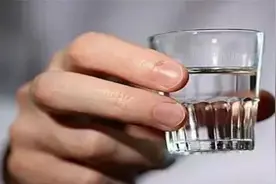 吃晚饭时,经常喝"白酒"的人,最后身体都怎样了?研究终于给出答案图片