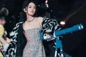 杨幂抖胸事件犹如管中窥豹，揭开了娱乐圈“看破不说破”的秘密图片